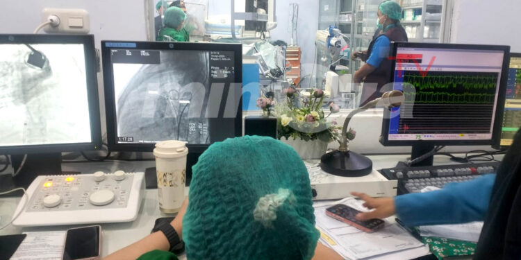Petugas medis memantau jalannya prosedur kateterisasi jantung anak melalui layar monitor di ruang cath lab RSUD dr Aloei Saboe, Sabtu (18/4/2026). Tindakan minimal invasif ini menjadi yang pertama dilakukan di Gorontalo untuk menangani kelainan jantung bawaan pada anak. Foto Lukman¬ mimoza.tv
