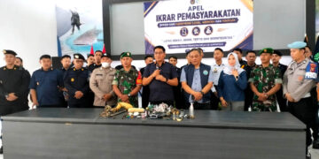 Lembaga Pemasyarakatan Kelas IIA Gorontalo bersama aparat Tentara Nasional Indonesia, Kepolisian Negara Republik Indonesia, dan Badan Narkotika Nasional Kota Gorontalo menggelar Apel Ikrar Pemasyarakatan Bersih dari handphone ilegal, narkoba, dan penipuan. Foto: Lukman/mimoza.tv.