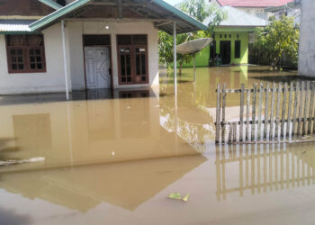 Sejumlah rumah warga di Kelurahan Wongkaditi, Kecamatan Kota Utara, Kota Gorontalo yang direndam air banjir. Foto: Lukman/mimoza.tv.