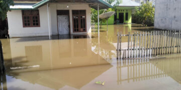 Sejumlah rumah warga di Kelurahan Wongkaditi, Kecamatan Kota Utara, Kota Gorontalo yang direndam air banjir. Foto: Lukman/mimoza.tv.