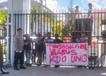 Sejumlah massa aksi dari AMMPD menggelar unjuk rasa di depan Kantor Kejati Gorontalo, Rabu (6/5/2026), dengan membentangkan spanduk tuntutan penuntasan dugaan kasus KDO di Universitas Negeri Gorontalo. Aksi berlangsung tertib dengan pengawalan aparat kepolisian.Foto: Lukman/mimoza.tv.
