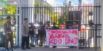 Sejumlah massa aksi dari AMMPD menggelar unjuk rasa di depan Kantor Kejati Gorontalo, Rabu (6/5/2026), dengan membentangkan spanduk tuntutan penuntasan dugaan kasus KDO di Universitas Negeri Gorontalo. Aksi berlangsung tertib dengan pengawalan aparat kepolisian.Foto: Lukman/mimoza.tv.