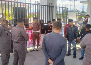 Sejumlah massa aksi dari AMMPD menggelar unjuk rasa di depan Kantor Kejati Gorontalo, Rabu (6/5/2026), Aksi berlangsung tertib dengan pengawalan aparat kepolisian. Foto: Lukman/mimoza.tv.