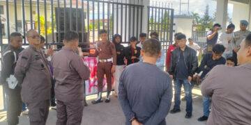 Sejumlah massa aksi dari AMMPD menggelar unjuk rasa di depan Kantor Kejati Gorontalo, Rabu (6/5/2026), Aksi berlangsung tertib dengan pengawalan aparat kepolisian. Foto: Lukman/mimoza.tv.