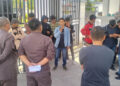 AMMPD menggelar unjuk rasa di depan Kantor Kejati Gorontalo, Rabu (6/5/2026), dengan membentangkan spanduk tuntutan penuntasan dugaan kasus TIK, tidak tebang pilih. Foto: Lukman/mimoza.tv.