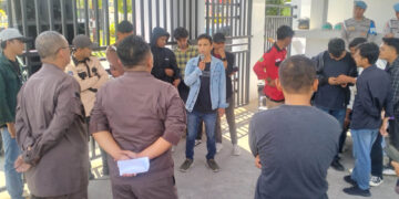 AMMPD menggelar unjuk rasa di depan Kantor Kejati Gorontalo, Rabu (6/5/2026), dengan membentangkan spanduk tuntutan penuntasan dugaan kasus TIK, tidak tebang pilih. Foto: Lukman/mimoza.tv.