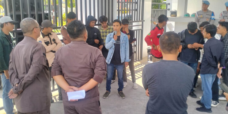 AMMPD menggelar unjuk rasa di depan Kantor Kejati Gorontalo, Rabu (6/5/2026), dengan membentangkan spanduk tuntutan penuntasan dugaan kasus TIK, tidak tebang pilih. Foto: Lukman/mimoza.tv.