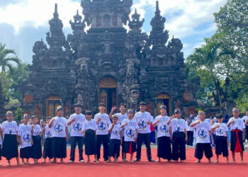 Tim Dhenata Art Community Ponorogo menjalani sesi gladi bersih jelang penampilan di ajang World Dance Festival 2026 di Bali. Dengan latar arsitektur khas Pulau Dewata, para penari muda ini membawa semangat budaya Reyog Ponorogo untuk tampil percaya diri di panggung internasional. Sebelum sorotan lampu panggung menyala, kerja keras dan latihan menjadi bagian penting dari setiap langkah mereka. Foto: Prapti/ untuk mimoza.tv.