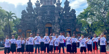 Tim Dhenata Art Community Ponorogo menjalani sesi gladi bersih jelang penampilan di ajang World Dance Festival 2026 di Bali. Dengan latar arsitektur khas Pulau Dewata, para penari muda ini membawa semangat budaya Reyog Ponorogo untuk tampil percaya diri di panggung internasional. Sebelum sorotan lampu panggung menyala, kerja keras dan latihan menjadi bagian penting dari setiap langkah mereka. Foto: Prapti/ untuk mimoza.tv.