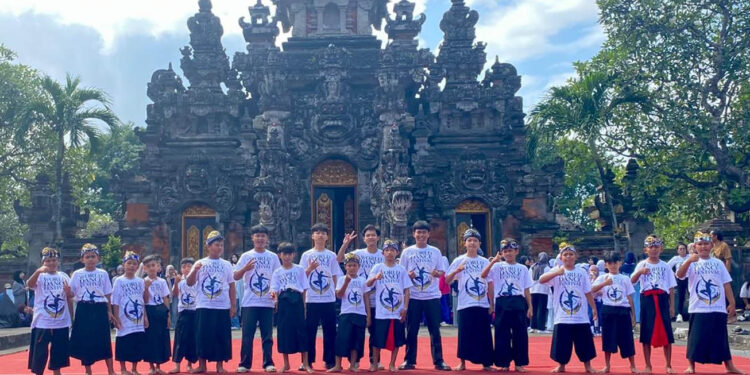 Tim Dhenata Art Community Ponorogo menjalani sesi gladi bersih jelang penampilan di ajang World Dance Festival 2026 di Bali. Dengan latar arsitektur khas Pulau Dewata, para penari muda ini membawa semangat budaya Reyog Ponorogo untuk tampil percaya diri di panggung internasional. Sebelum sorotan lampu panggung menyala, kerja keras dan latihan menjadi bagian penting dari setiap langkah mereka. Foto: Prapti/ untuk mimoza.tv.