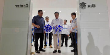 Menteri Tenaga Kerja, Yassirle, saat meresmikan Ebu Center. Yaitu pusat studi yang mendokumentasikan nilai-nilai perusahaan yang diajarkan Konosuke Matsushita dan Thayeb M Gobel. Matsushita adalah pendiri Panasonic dan Gobel adalah pendiri Gobel Group. Dua tokoh ini melakukan kerja sama dengan mendirikan Panasonic Gobel Group.