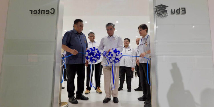 Menteri Tenaga Kerja, Yassirle, saat meresmikan Ebu Center. Yaitu pusat studi yang mendokumentasikan nilai-nilai perusahaan yang diajarkan Konosuke Matsushita dan Thayeb M Gobel. Matsushita adalah pendiri Panasonic dan Gobel adalah pendiri Gobel Group. Dua tokoh ini melakukan kerja sama dengan mendirikan Panasonic Gobel Group.