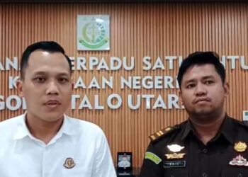 Kasi Intel Kejari Gorontalo Utara, Andri Setiawan (kemeja putih), bersama Kasi Pidsus, Eric B.C. Nikijuluw.