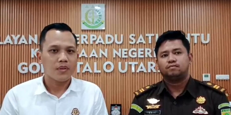 Kasi Intel Kejari Gorontalo Utara, Andri Setiawan (kemeja putih), bersama Kasi Pidsus, Eric B.C. Nikijuluw.