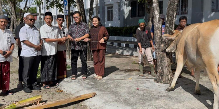 Keluarga besar Kejaksaan Tinggi Gorontalo melaksanakan penyembelihan hewan kurban sebagai bentuk rasa syukur sekaligus mempererat kebersamaan dengan masyarakat.