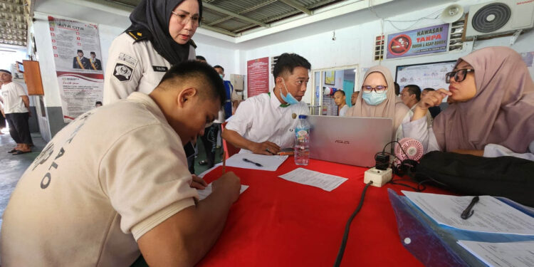 Lembaga Pemasyarakatan (Lapas) Kelas IIA Gorontalo, melalui Klinik Pratama, menggandeng Dinas Kesehatan Kota Gorontalo untuk menggelar skrining kesehatan massal bagi warga binaan, Rabu (6/5/2026).