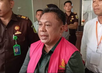 HRA, mantan anggota DPRD Kabupaten Gorontalo, mengenakan rompi tahanan saat digiring usai pemeriksaan di Kejari Kabupaten Gorontalo, Senin (4/5/2026). Ia ditetapkan sebagai tersangka dalam kasus dugaan korupsi tunjangan komunikasi intensif (TKI) tahun anggaran 2022–2023, menyusul penahanan mantan Ketua DPRD sebelumnya. Penyidik memastikan, pengusutan perkara masih terus dikembangkan untuk menelusuri kemungkinan keterlibatan pihak lain.