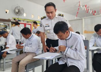 Lembaga Pemasyarakatan Kelas IIA Gorontalo dengan memfasilitasi pelaksanaan Ujian Pendidikan Kesetaraan Paket A dan Paket B bagi warga binaan.
Pelaksanaan ujian berlangsung selama tiga hari di ruang pendidikan Lapas Gorontalo, Senin (11/5/2026), melalui program pembinaan yang dijalankan oleh PKBM Pengayoman Lapas Gorontalo. Foto: Humas Lapas kelas IIA Gorontalo.