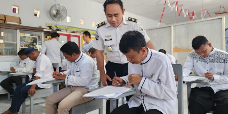 Lembaga Pemasyarakatan Kelas IIA Gorontalo dengan memfasilitasi pelaksanaan Ujian Pendidikan Kesetaraan Paket A dan Paket B bagi warga binaan.
Pelaksanaan ujian berlangsung selama tiga hari di ruang pendidikan Lapas Gorontalo, Senin (11/5/2026), melalui program pembinaan yang dijalankan oleh PKBM Pengayoman Lapas Gorontalo. Foto: Humas Lapas kelas IIA Gorontalo.