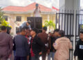 Sejumlah massa aksi dari AMMPD menggelar unjuk rasa di depan Kantor Kejati Gorontalo, Rabu (6/5/2026), Aksi berlangsung tertib dengan pengawalan aparat kepolisian. Foto: Lukman/mimoza.tv.