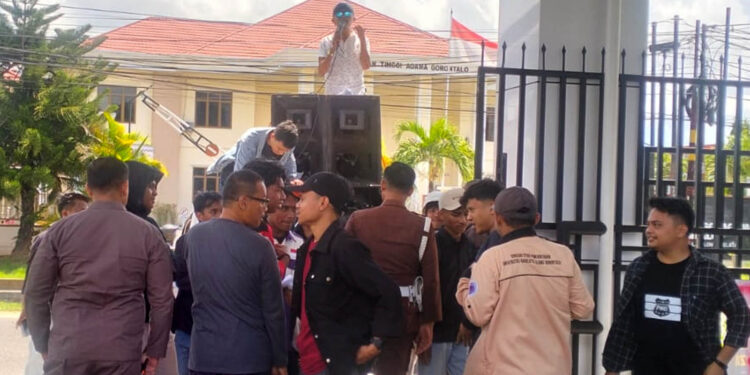 Sejumlah massa aksi dari AMMPD menggelar unjuk rasa di depan Kantor Kejati Gorontalo, Rabu (6/5/2026), Aksi berlangsung tertib dengan pengawalan aparat kepolisian. Foto: Lukman/mimoza.tv.