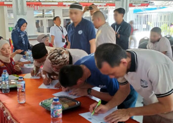 Lembaga Pemasyarakatan Kelas IIA Gorontalo melaksanakan tes urine terhadap warga binaan dan petugas sebagai bagian dari komitmen menciptakan lapas yang bersih dari penyalahgunaan narkotika. Foto: Lukman/mimoza.tv