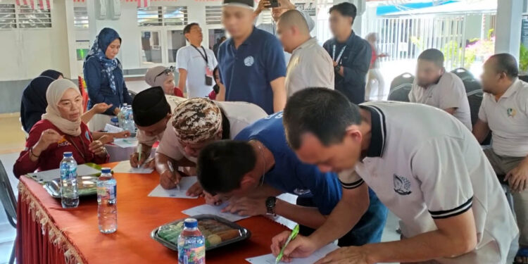 Lembaga Pemasyarakatan Kelas IIA Gorontalo melaksanakan tes urine terhadap warga binaan dan petugas sebagai bagian dari komitmen menciptakan lapas yang bersih dari penyalahgunaan narkotika. Foto: Lukman/mimoza.tv