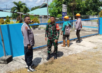 Personel Polri, TNI, serta pekerja berada di lokasi PLTD Isimu sebelum proses pembongkaran dilakukan. Kuasa hukum Ridwan Suardin Tangahu menyebut kegiatan tersebut terlebih dahulu dikoordinasikan dengan aparat dan pemerintah desa sehingga berlangsung secara terbuka di bawah pengawasan di lapangan. (Dok. Tim Kuasa Hukum)