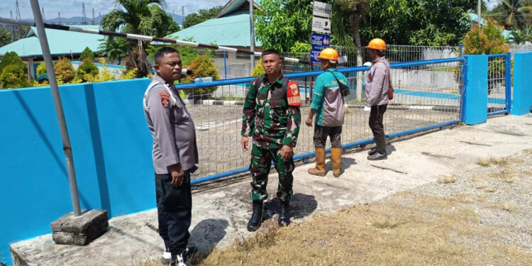 Personel Polri, TNI, serta pekerja berada di lokasi PLTD Isimu sebelum proses pembongkaran dilakukan. Kuasa hukum Ridwan Suardin Tangahu menyebut kegiatan tersebut terlebih dahulu dikoordinasikan dengan aparat dan pemerintah desa sehingga berlangsung secara terbuka di bawah pengawasan di lapangan. (Dok. Tim Kuasa Hukum)