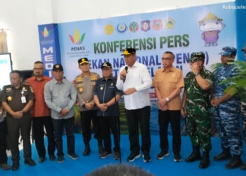 Gubernur Gorontalo, Gusnar Ismail, bersama Forkopimda, saat memberikan keterangan pers usai meninjau sejumlah lokasi utama pelaksanaan PENAS XVII di Kabupaten Gorontalo, Rabu (17/6/2026). Foto: Lukman/mimoza.tv.