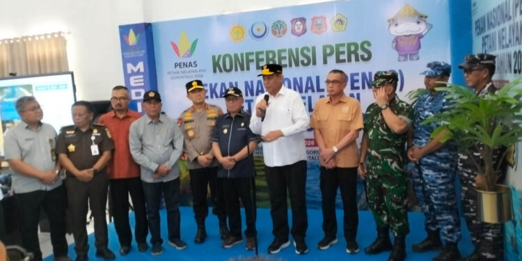 Gubernur Gorontalo, Gusnar Ismail, bersama Forkopimda, saat memberikan keterangan pers usai meninjau sejumlah lokasi utama pelaksanaan PENAS XVII di Kabupaten Gorontalo, Rabu (17/6/2026). Foto: Lukman/mimoza.tv.