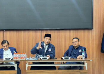 Sekretaris DPW Partai NasDem Gorontalo, Ridwan Monoarfa (mengenakan kopiah), didampingi ketua Bappilu, Roni Imran (kemeja putih, jas biru) dan Ketua Panitia, Hais ayuwa (mengenakan kacamata), saat menggelar konfrensi pers.