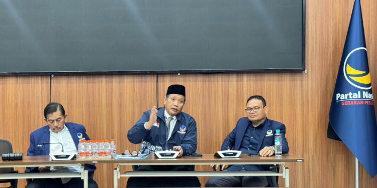 Sekretaris DPW Partai NasDem Gorontalo, Ridwan Monoarfa (mengenakan kopiah), didampingi ketua Bappilu, Roni Imran (kemeja putih, jas biru) dan Ketua Panitia, Hais ayuwa (mengenakan kacamata), saat menggelar konfrensi pers.