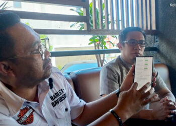 Ridwan Abdul (kemeja putih), kuasa hukum Ridwan Suardin Tangahu, menunjukkan dokumen dan salinan bukti yang menurutnya menjadi dasar kepemilikan aset PLTD Isimu saat memberikan keterangan kepada awak media di Kota Gorontalo, Senin (30/6). Foto: Lukman/mimoza.tv.