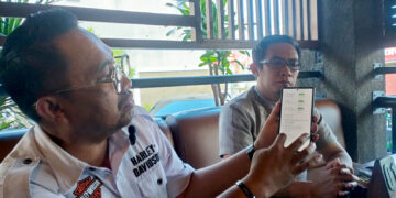 Ridwan Abdul (kemeja putih), kuasa hukum Ridwan Suardin Tangahu, menunjukkan dokumen dan salinan bukti yang menurutnya menjadi dasar kepemilikan aset PLTD Isimu saat memberikan keterangan kepada awak media di Kota Gorontalo, Senin (30/6). Foto: Lukman/mimoza.tv.