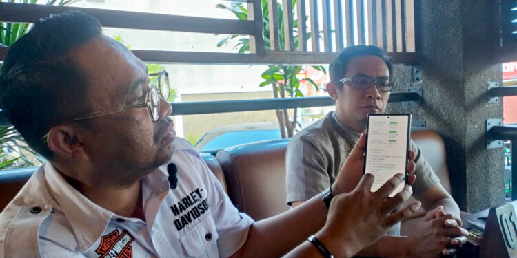 Ridwan Abdul (kemeja putih), kuasa hukum Ridwan Suardin Tangahu, menunjukkan dokumen dan salinan bukti yang menurutnya menjadi dasar kepemilikan aset PLTD Isimu saat memberikan keterangan kepada awak media di Kota Gorontalo, Senin (30/6). Foto: Lukman/mimoza.tv.