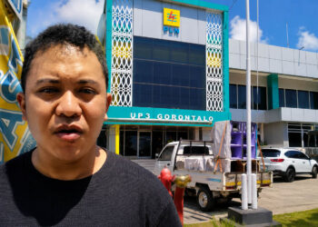 Koordinator aksi, Arya Syahrain, menggelar aksi demo di Kantor PLN UP3 Gorontalo, Selasa (14/7/2026).