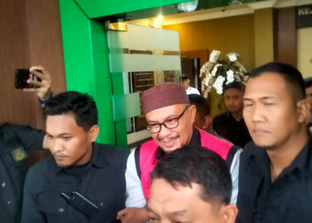Mantan Kepala Dinas Komunikasi, Informatika dan Statistik (Diskominfotik) Provinsi Gorontalo, saat digiring ke mobil tahanan Kejaksaan Tinggi Gorontalo, Kamis (23/7/2026). Foto: Lukman/mimoza.tv.