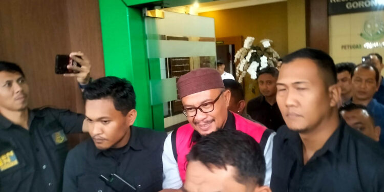Mantan Kepala Dinas Komunikasi, Informatika dan Statistik (Diskominfotik) Provinsi Gorontalo, saat digiring ke mobil tahanan Kejaksaan Tinggi Gorontalo, Kamis (23/7/2026). Foto: Lukman/mimoza.tv.