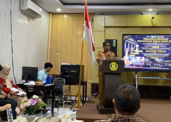 Ketua Pengadilan Negeri/Tipikor/PHI Kelas IA Gorontalo, Yusuf Syamsuddin, memberikan sambutan pada penandatanganan Perjanjian Kerja Sama (PKS) antara Komisi Pemberantasan Korupsi (KPK) dan Pengadilan Negeri Gorontalo terkait perekaman persidangan tindak pidana korupsi, di Smart Room Universitas Gorontalo, Selasa (7/7/2026). Kegiatan tersebut dirangkaikan dengan kuliah umum bertema Reformasi Penegakan Hukum Tindak Pidana Korupsi dalam Perspektif KUHP dan KUHAP Baru. (Foto: Humas PN Gorontalo)
