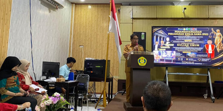 Ketua Pengadilan Negeri/Tipikor/PHI Kelas IA Gorontalo, Yusuf Syamsuddin, memberikan sambutan pada penandatanganan Perjanjian Kerja Sama (PKS) antara Komisi Pemberantasan Korupsi (KPK) dan Pengadilan Negeri Gorontalo terkait perekaman persidangan tindak pidana korupsi, di Smart Room Universitas Gorontalo, Selasa (7/7/2026). Kegiatan tersebut dirangkaikan dengan kuliah umum bertema Reformasi Penegakan Hukum Tindak Pidana Korupsi dalam Perspektif KUHP dan KUHAP Baru. (Foto: Humas PN Gorontalo)