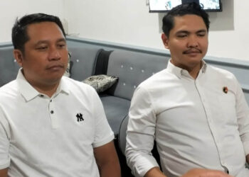 Kasat Reskrim Polres Gorontalo, IPTU Maulana Rahman (kanan), bersama Penyidik Pembantu Satreskrim Polres Gorontalo, Aiptu Ratno Pinamangung (kiri), saat memberikan penjelasan mengenai perkembangan penyidikan perkara dugaan pencurian eks aset PLTD Isimu. (Foto: Lukman/mimoza.tv)