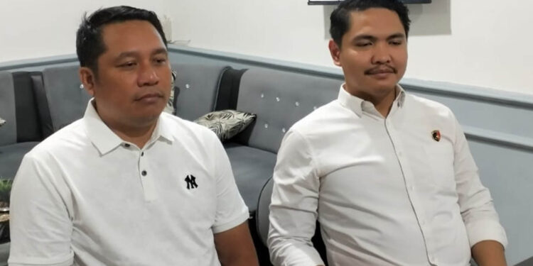 Kasat Reskrim Polres Gorontalo, IPTU Maulana Rahman (kanan), bersama Penyidik Pembantu Satreskrim Polres Gorontalo, Aiptu Ratno Pinamangung (kiri), saat memberikan penjelasan mengenai perkembangan penyidikan perkara dugaan pencurian eks aset PLTD Isimu. (Foto: Lukman/mimoza.tv)