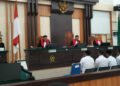 Sidang perdana perkara dugaan Pertambangan Emas Tanpa Izin (PETI) di Desa Saripi, Kecamatan Paguyaman, Kabupaten Boalemo, digelar di Pengadilan Negeri Tilamuta, Kamis (2/7/2026). Dalam persidangan, sepuluh terdakwa menyatakan mengakui perbuatan sebagaimana dakwaan yang dibacakan Jaksa Penuntut Umum.(Foto: Lukman/mimoza.tv)