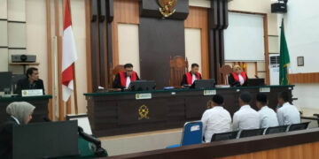 Sidang perdana perkara dugaan Pertambangan Emas Tanpa Izin (PETI) di Desa Saripi, Kecamatan Paguyaman, Kabupaten Boalemo, digelar di Pengadilan Negeri Tilamuta, Kamis (2/7/2026). Dalam persidangan, sepuluh terdakwa menyatakan mengakui perbuatan sebagaimana dakwaan yang dibacakan Jaksa Penuntut Umum.(Foto: Lukman/mimoza.tv)