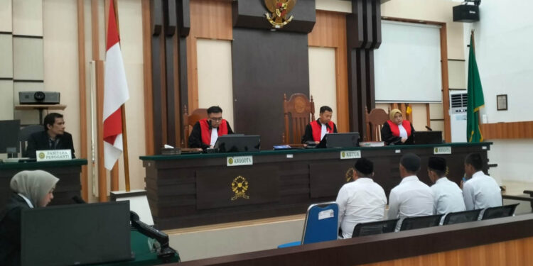 Sidang perdana perkara dugaan Pertambangan Emas Tanpa Izin (PETI) di Desa Saripi, Kecamatan Paguyaman, Kabupaten Boalemo, digelar di Pengadilan Negeri Tilamuta, Kamis (2/7/2026). Dalam persidangan, sepuluh terdakwa menyatakan mengakui perbuatan sebagaimana dakwaan yang dibacakan Jaksa Penuntut Umum.(Foto: Lukman/mimoza.tv)