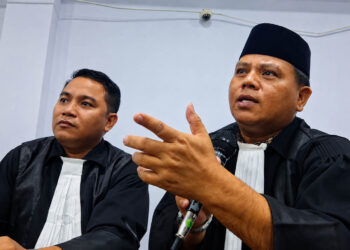 Ronald Van Mansur Nur, S.H., M.H., CPCLE, bersama Fanly Katili, SPd, SH, MH (mengenakan kopiah)