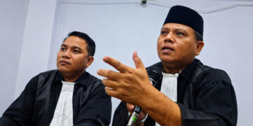 Ronald Van Mansur Nur, S.H., M.H., CPCLE, bersama Fanly Katili, SPd, SH, MH (mengenakan kopiah)