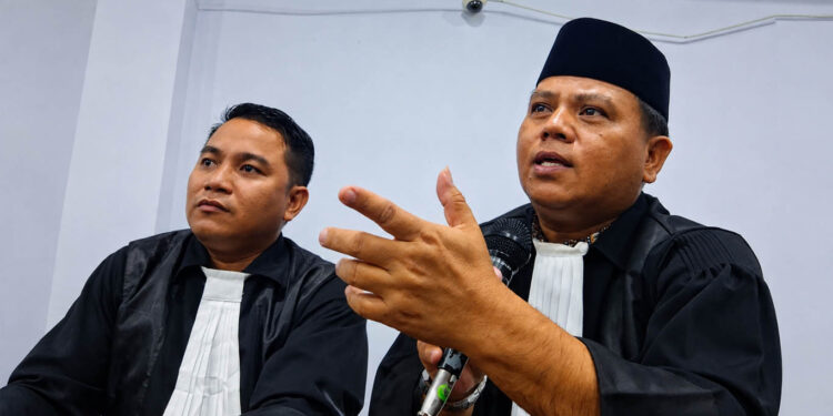 Ronald Van Mansur Nur, S.H., M.H., CPCLE, bersama Fanly Katili, SPd, SH, MH (mengenakan kopiah)
