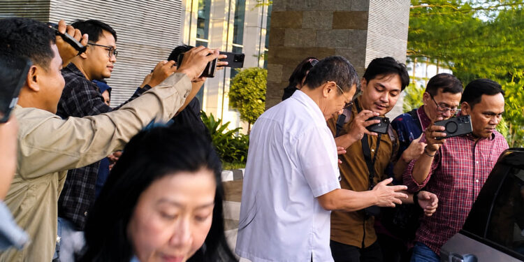 Mantan Penjabat (Pj) Gubernur Gorontalo, Hamka Hendra Noer (kemeja putih celana hitam), usai menjalani pemeriksaan sebagai tersangka dalam perkara dugaan korupsi proyek pengadaan Video Wall Command Center Pemerintah Provinsi Gorontalo Tahun Anggaran 2022 di Kejaksaan Tinggi (Kejati) Gorontalo, Senin (3/8/2026). Foto: Lukman/mimoza.tv